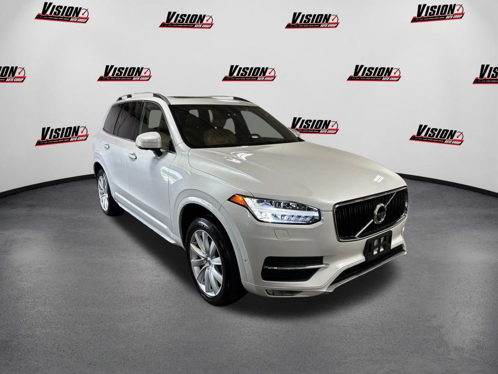 2017 Volvo XC90 T6 Momentum photo 2