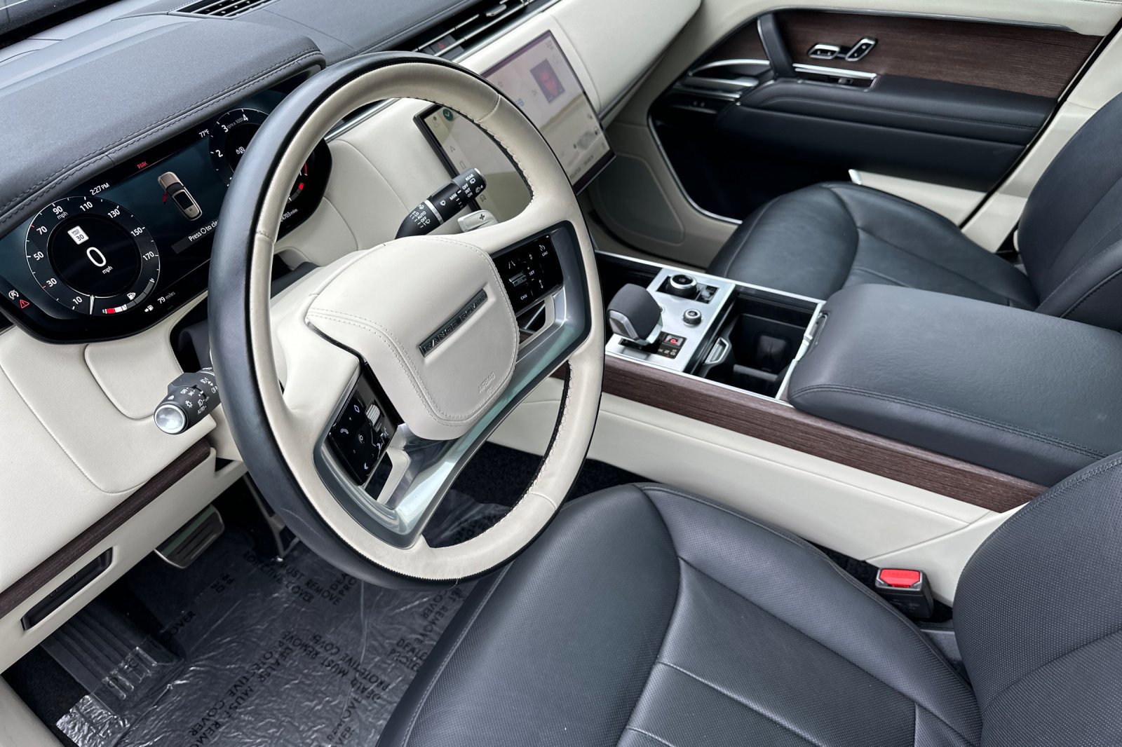 2023 Land Rover Range Rover SE photo 4