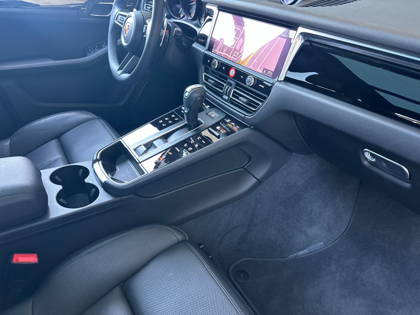 2025 Porsche Macan T photo 17