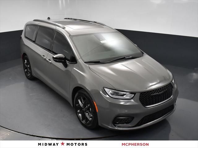 2025 Chrysler Pacifica Limited's photo