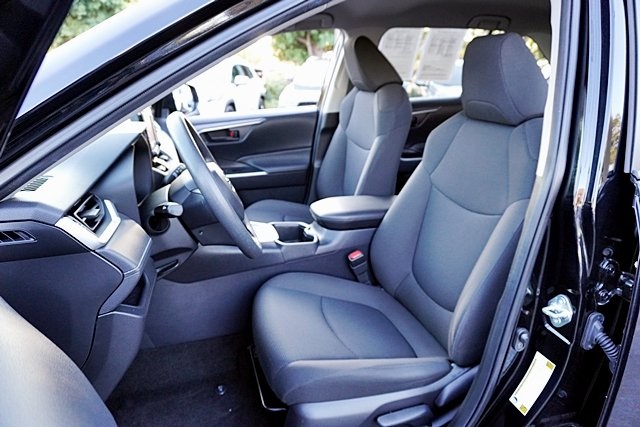2022 Toyota RAV4 LE photo 15