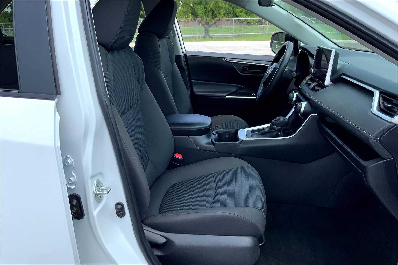 2024 Toyota RAV4 LE photo 6