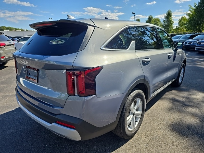 2024 Kia Sorento LX photo 7