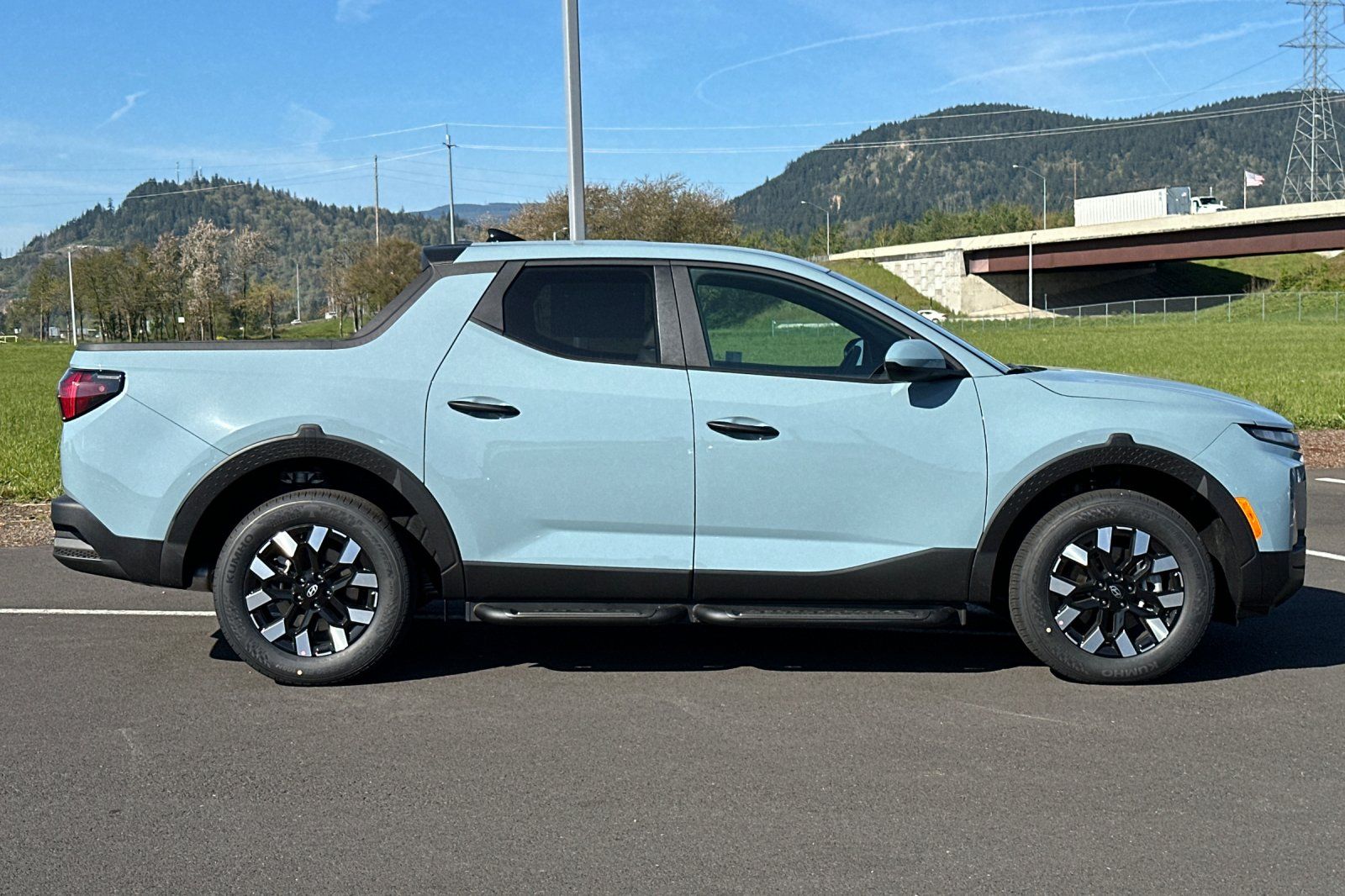 2025 Hyundai Santa Cruz SE photo 2