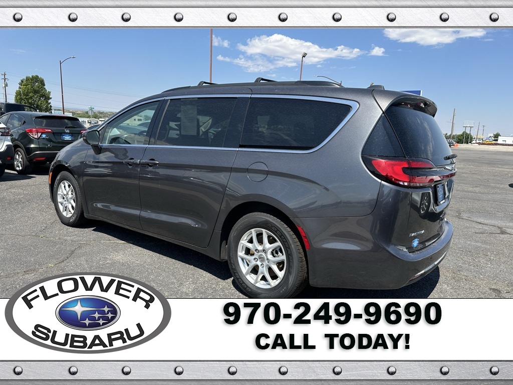 2022 Chrysler Pacifica Touring L photo 3