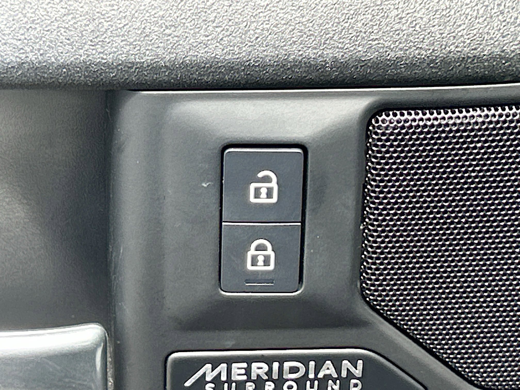 2025 Land Rover Defender 130 X photo 12