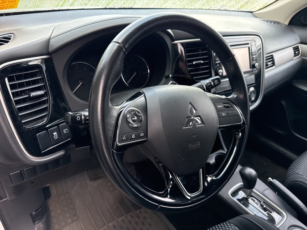 2016 Mitsubishi Outlander SE photo 2