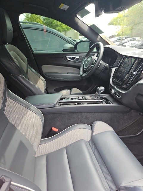 2020 Volvo XC60 T5 R-Design photo 5