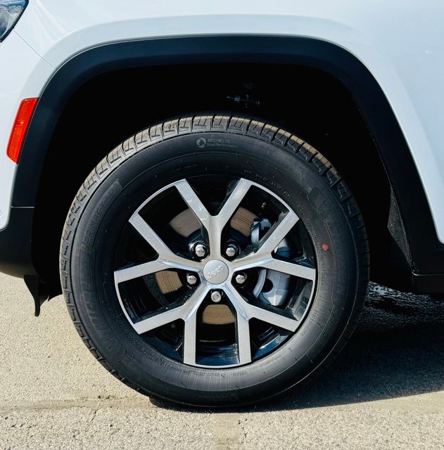 2025 Jeep Grand Cherokee Limited photo 4