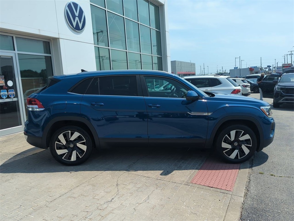 2025 Volkswagen Atlas Cross Sport SEL R-Line photo 9