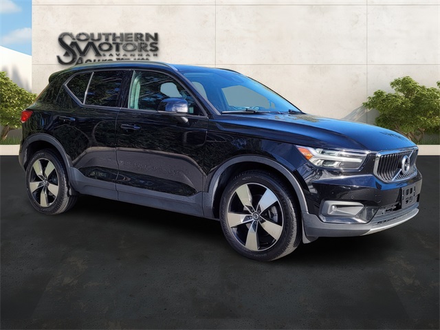 2021 Volvo XC40 Momentum photo 2