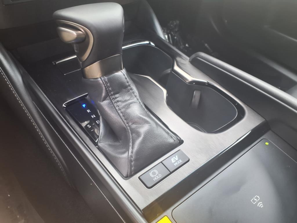2025 Lexus ES 300h photo 9