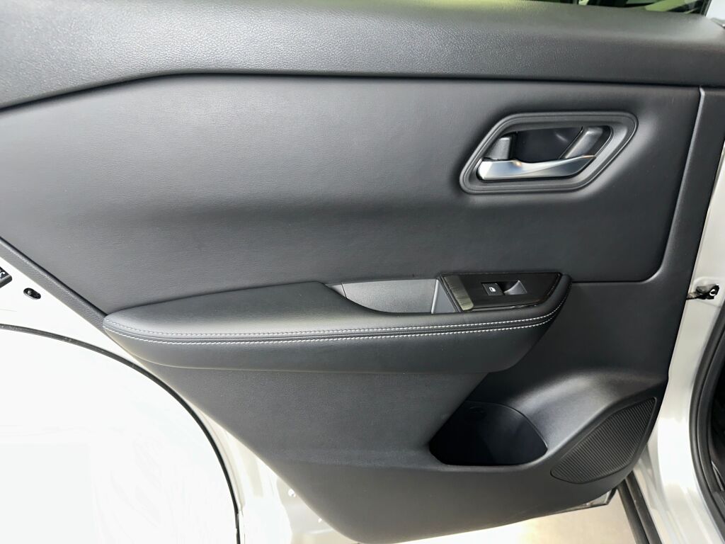 2024 Nissan Rogue SV photo 13