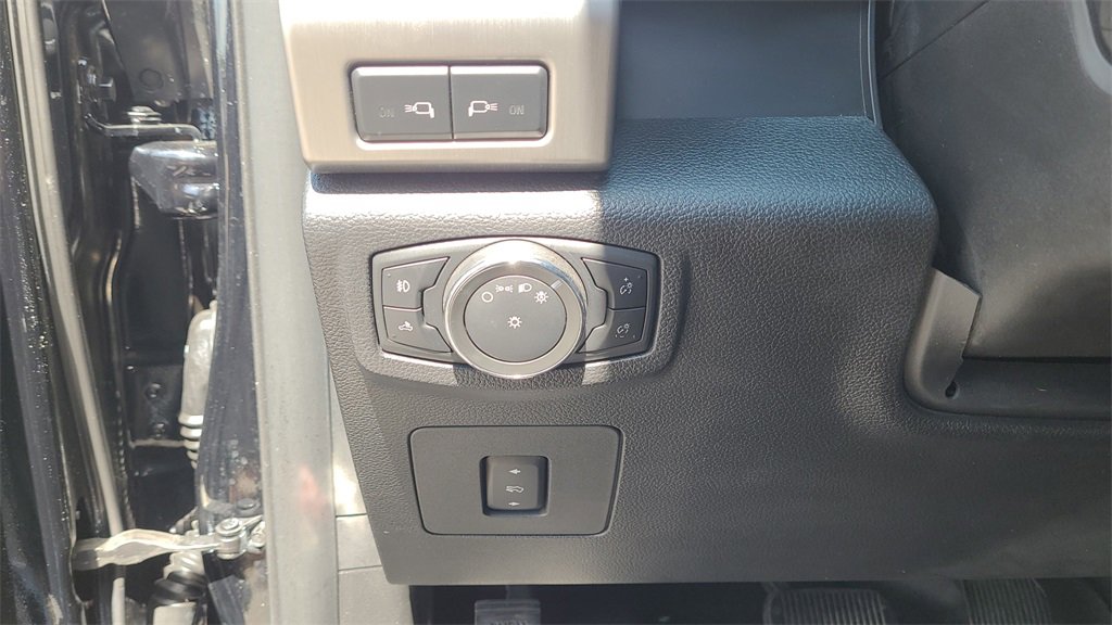 2017 Ford F-150 Platinum photo 18