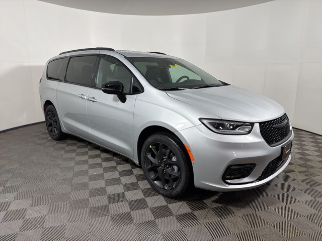 2026 Chrysler Pacifica Select's photo