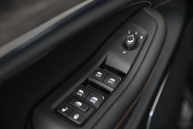 2025 Jeep Grand Cherokee Overland photo 2