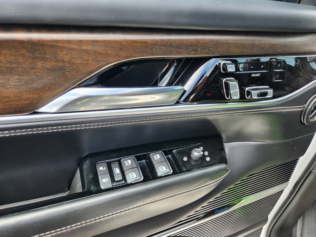 2022 Jeep Grand Wagoneer II photo 39