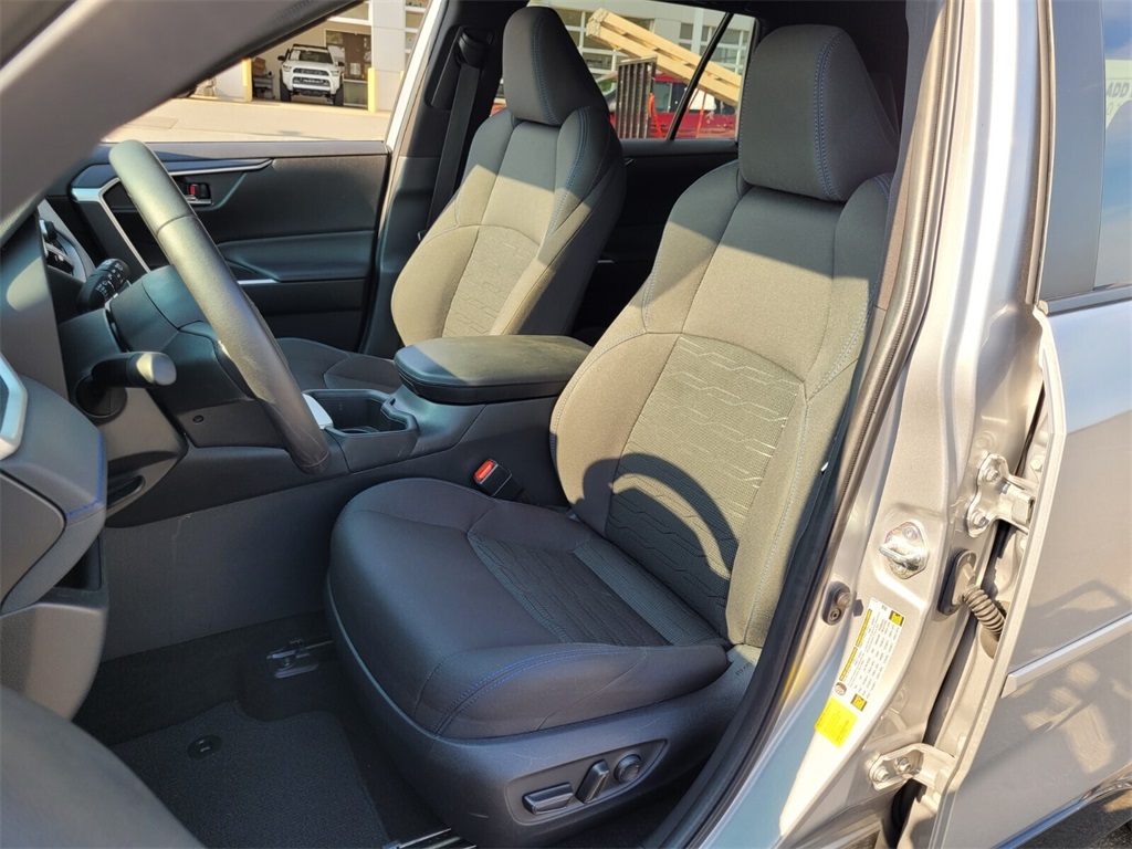 2024 Toyota RAV4 Hybrid SE photo 4