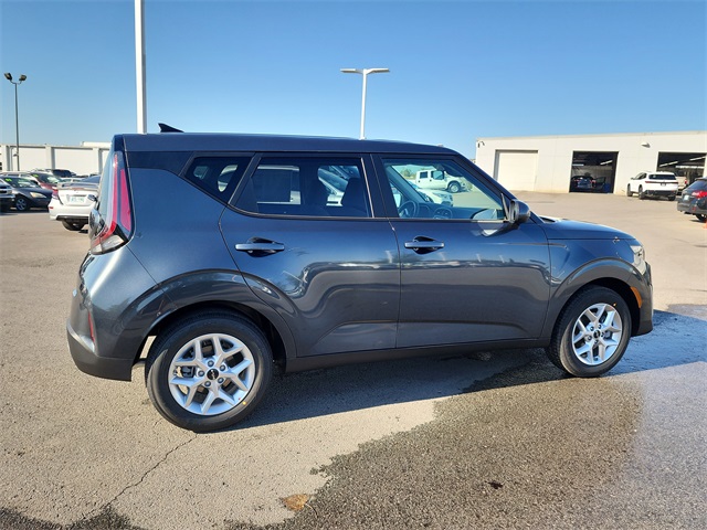 2025 Kia Soul LX photo 2