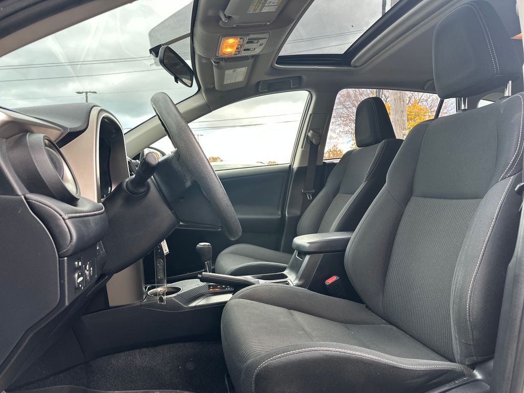 2015 Toyota RAV4 XLE photo 3