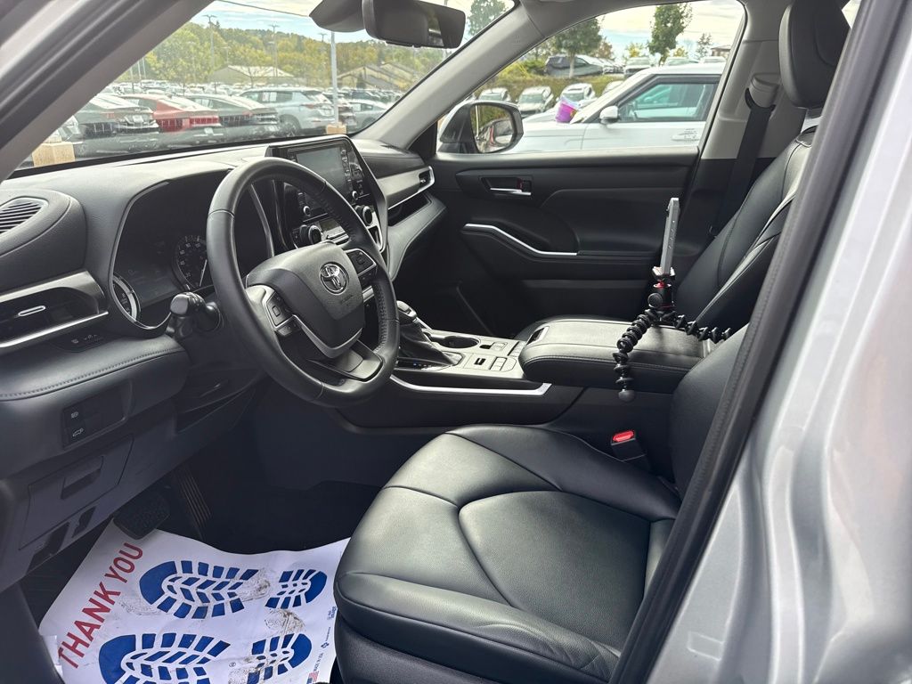 2022 Toyota Highlander XLE photo 3