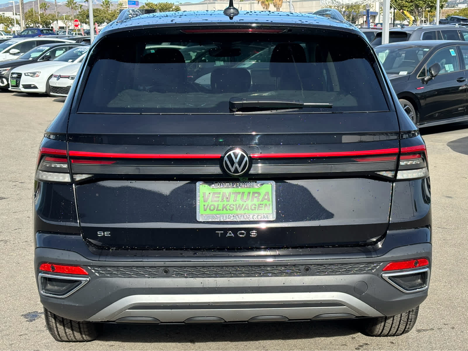 2025 Volkswagen Taos SE photo 4