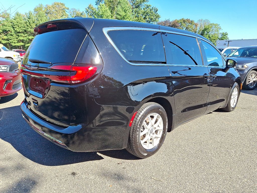 2024 Chrysler Pacifica Touring L photo 4