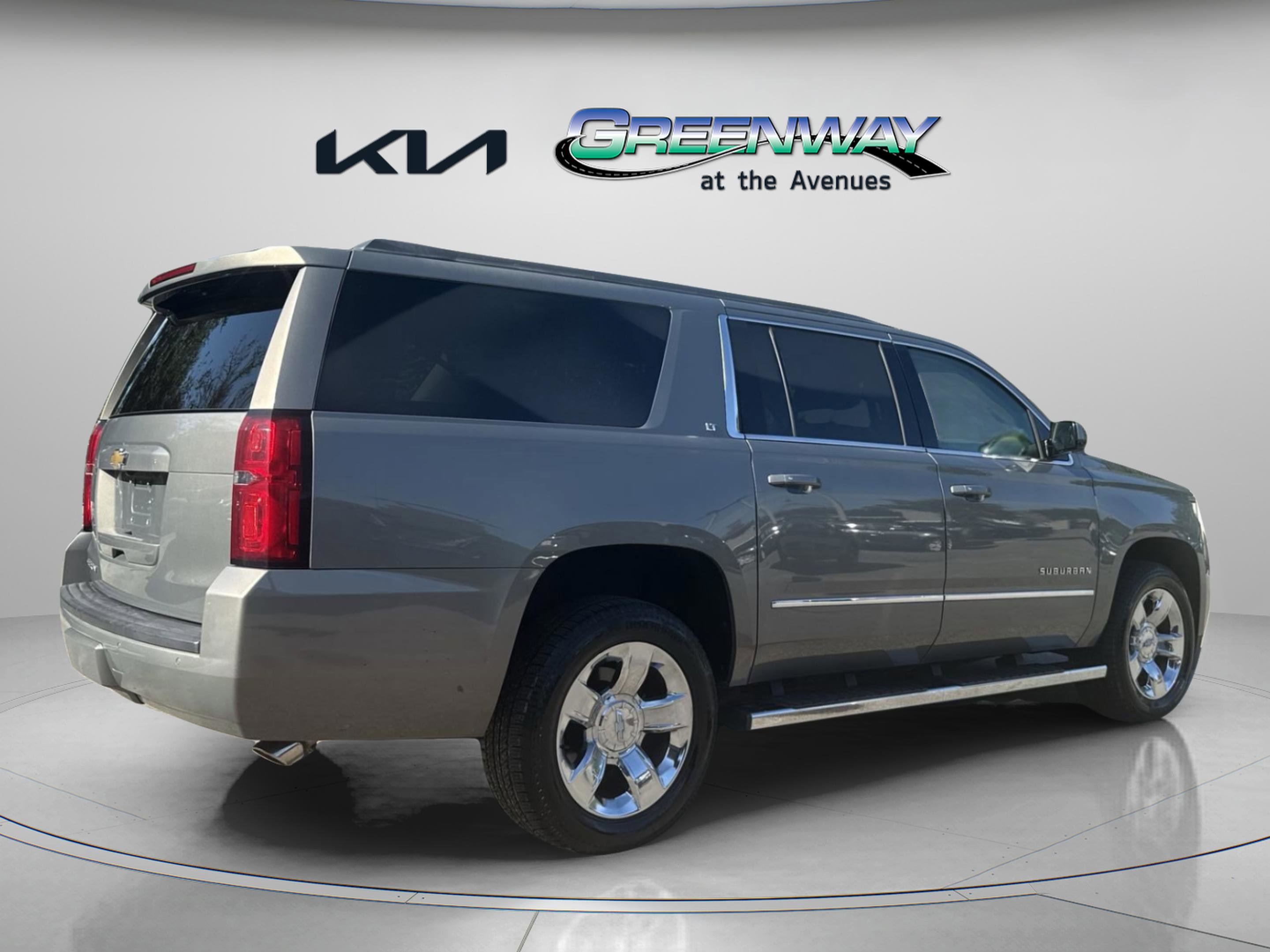2018 Chevrolet Suburban LT photo 4