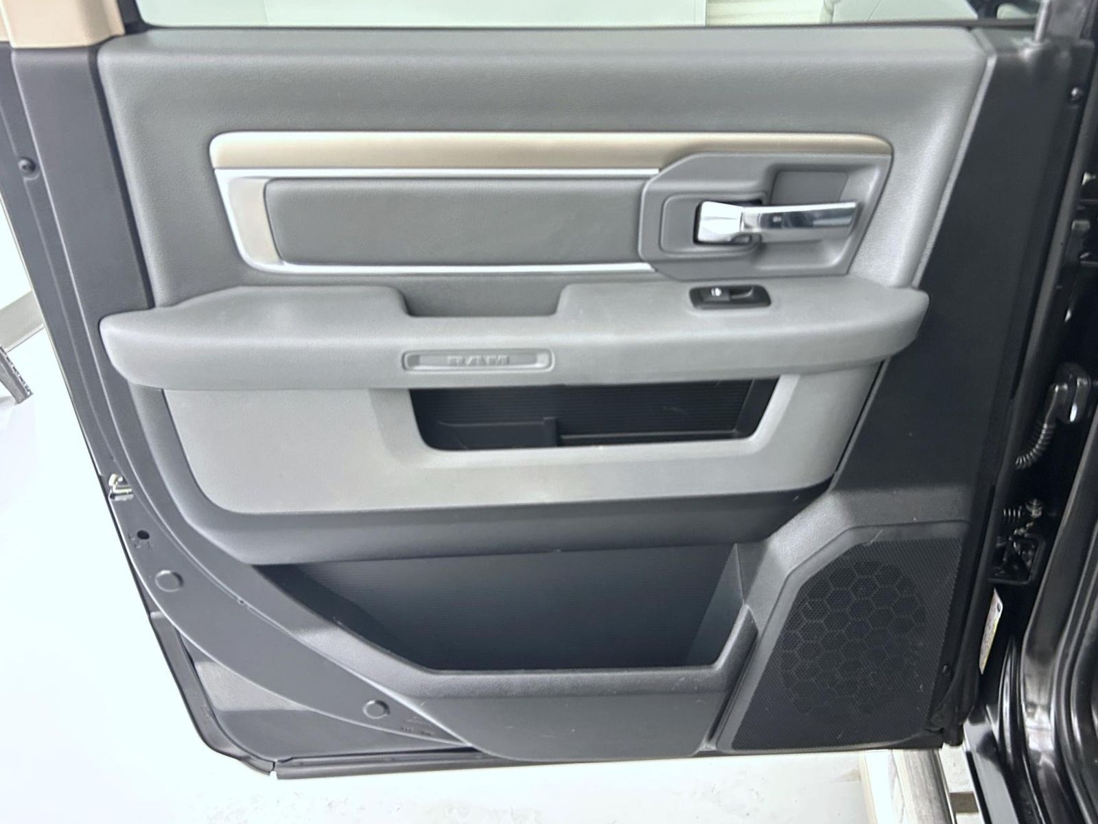 2017 Ram 1500 SLT photo 17