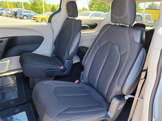 2022 Chrysler Voyager LX photo 12