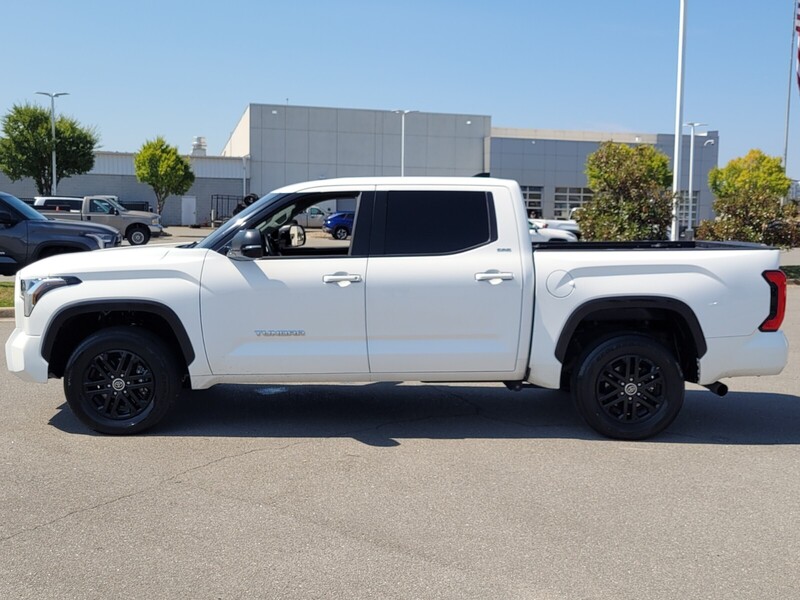 2023 Toyota Tundra SR5 CrewMax photo 4