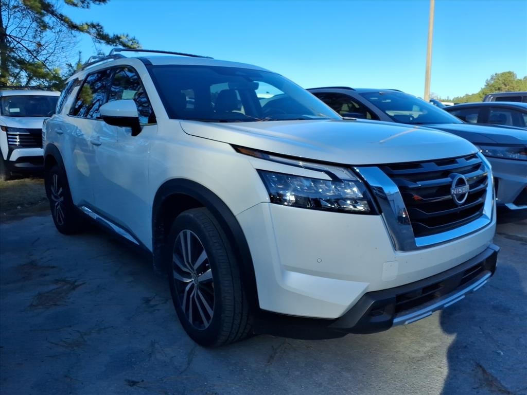 2024 Nissan Pathfinder Platinum's photo