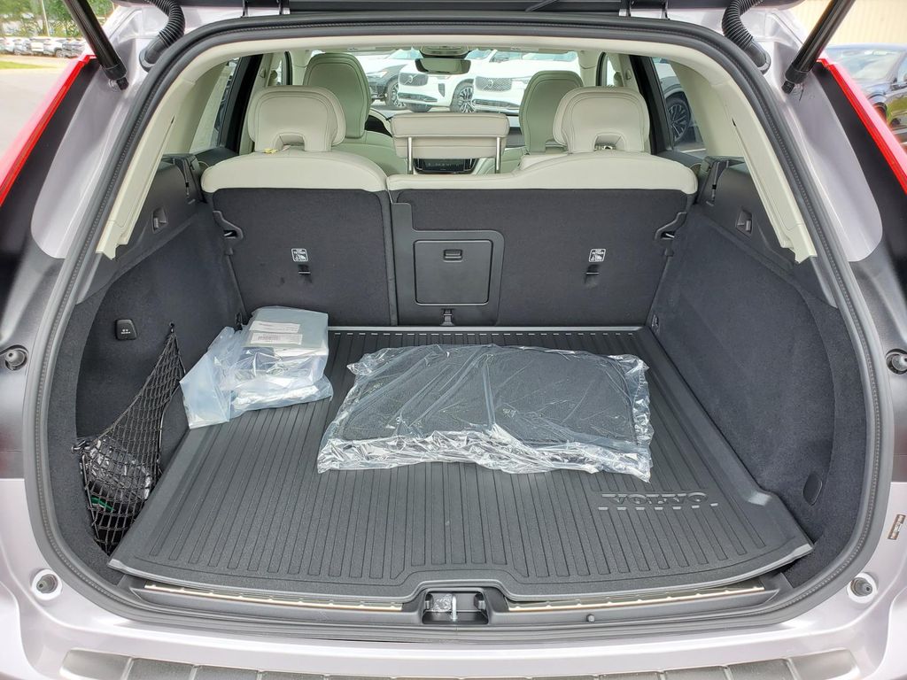2026 Volvo XC60 B5 photo 23