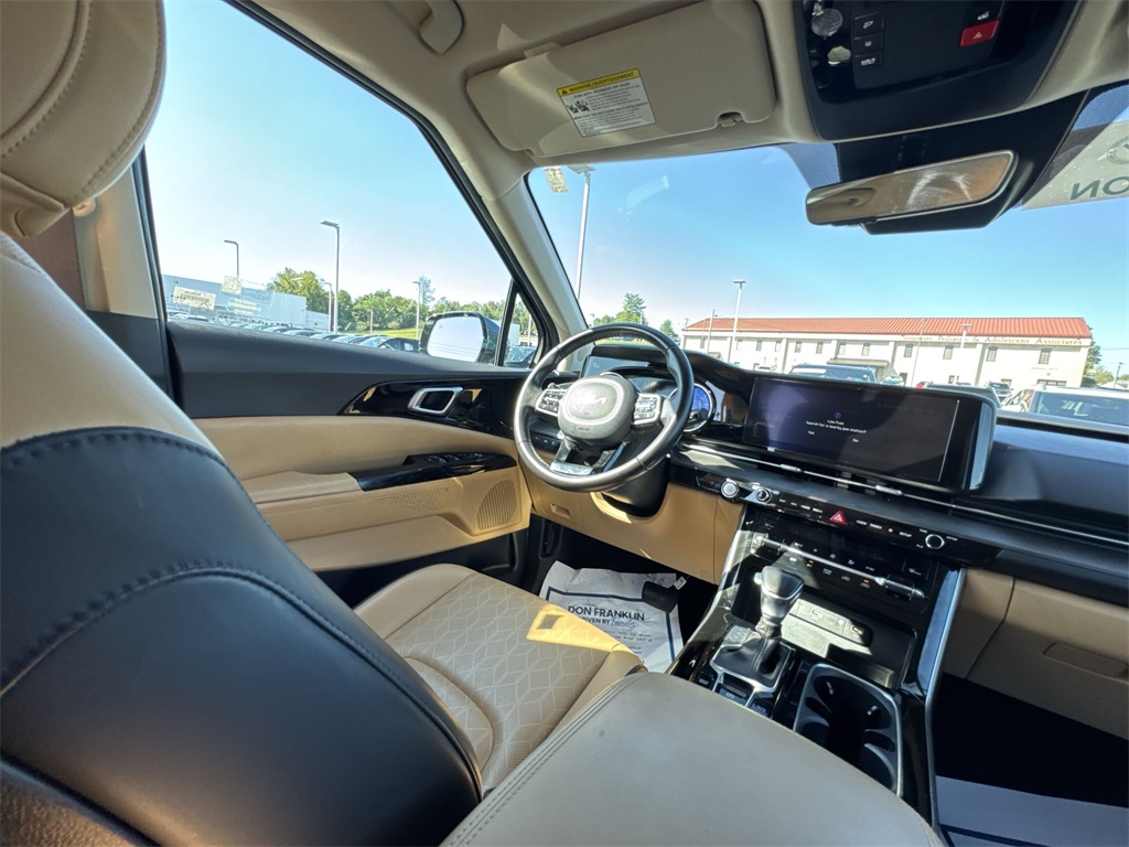 2023 Kia Carnival EX photo 15