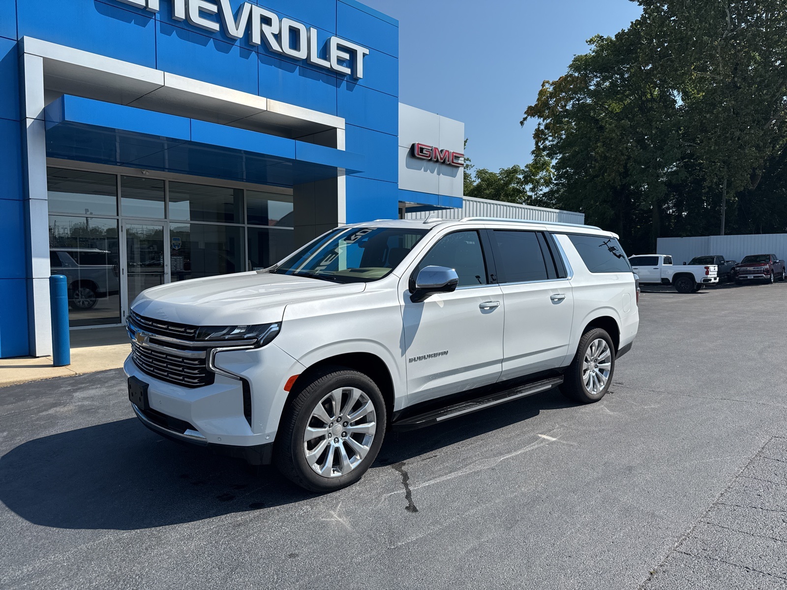 2024 Chevrolet Suburban Premier photo 2