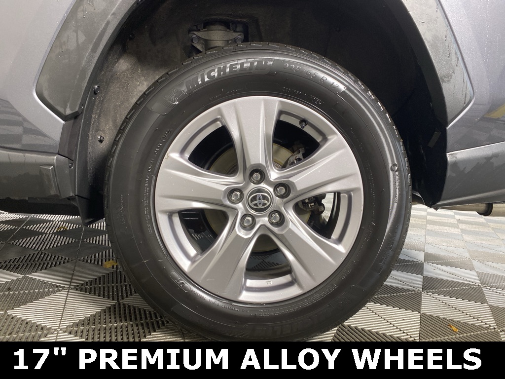 2023 Toyota RAV4 XLE photo 4