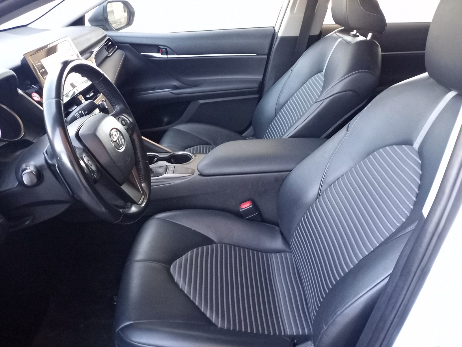 2022 Toyota Camry SE photo 6