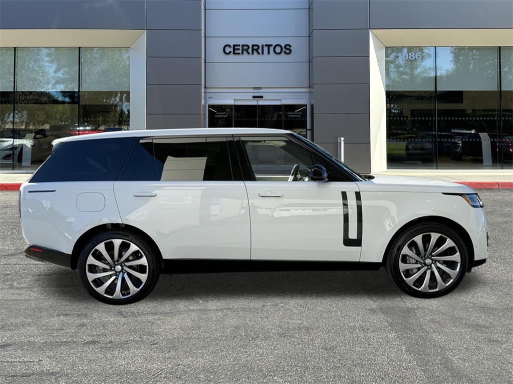 2025 Land Rover Range Rover SE photo 4