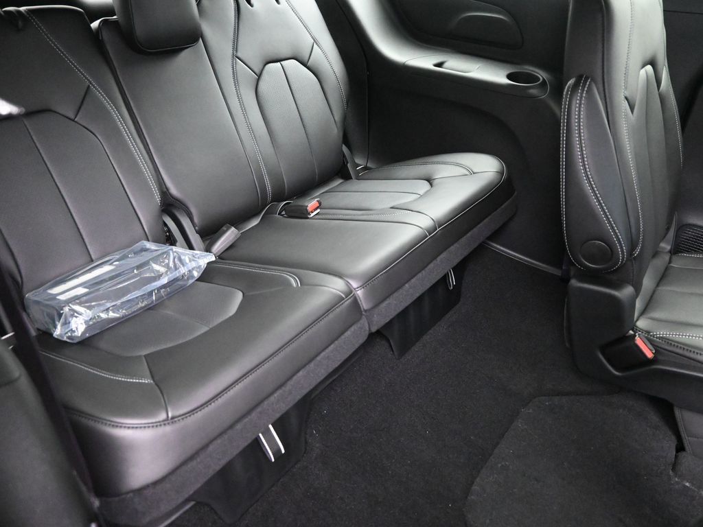 2025 Chrysler Pacifica photo 7