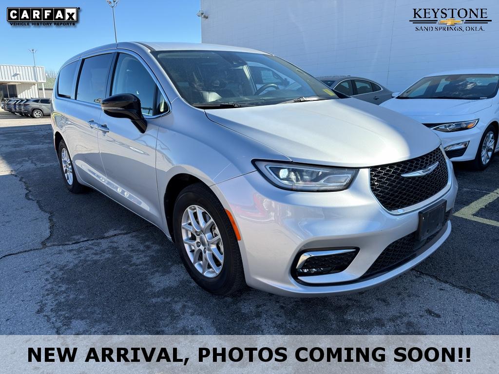 2024 Chrysler Pacifica Touring L's photo