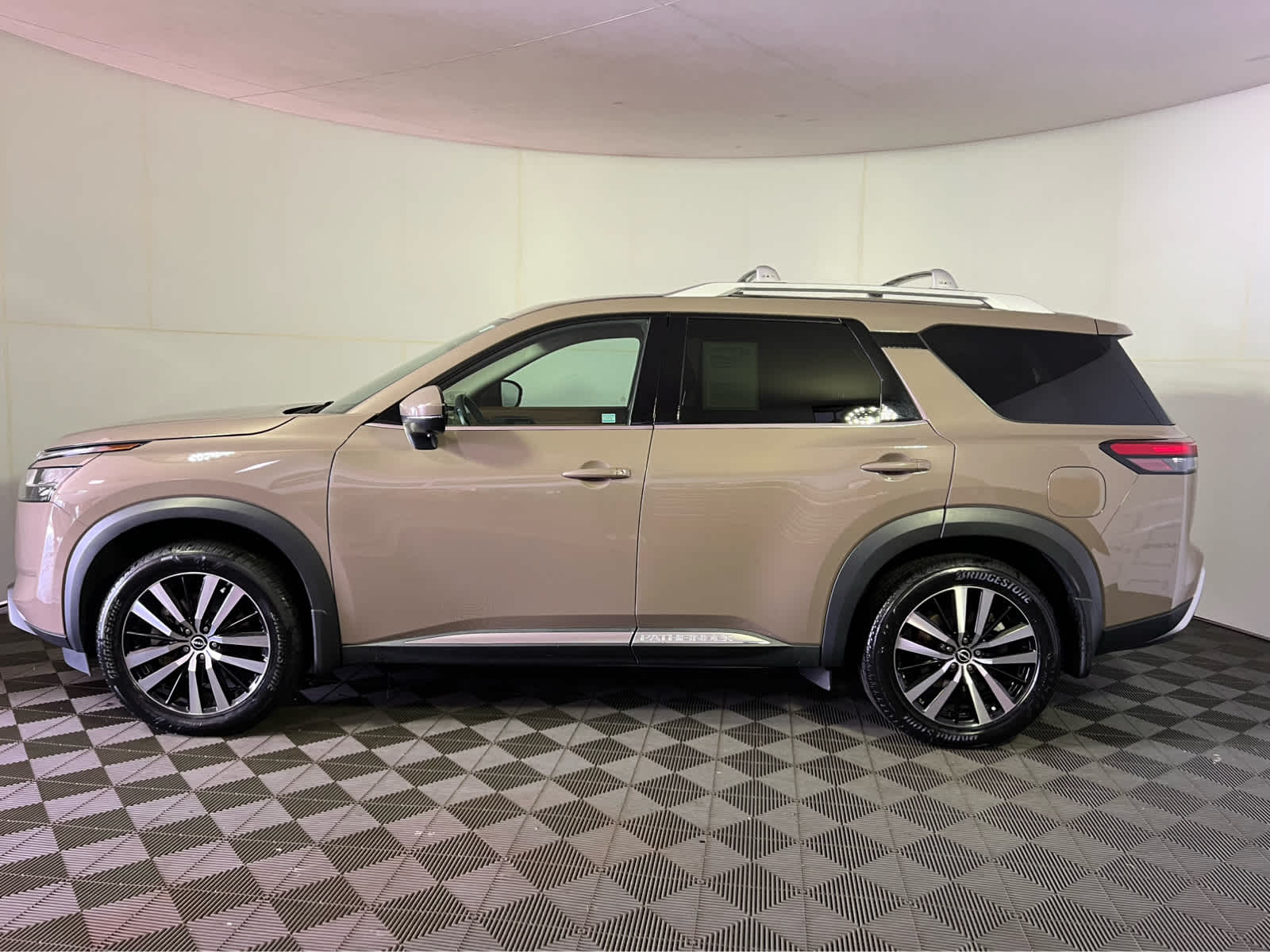 2023 Nissan Pathfinder Platinum photo 4