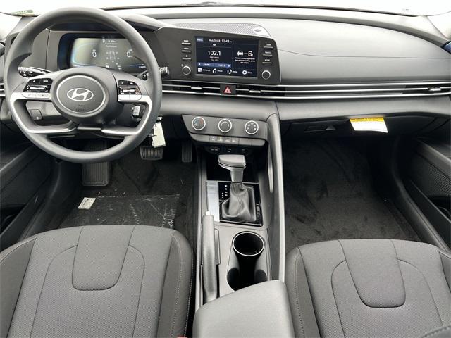 2025 Hyundai Elantra SE photo 2