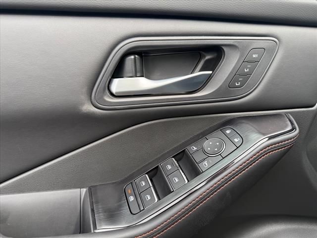 2025 Nissan Rogue SV photo 12