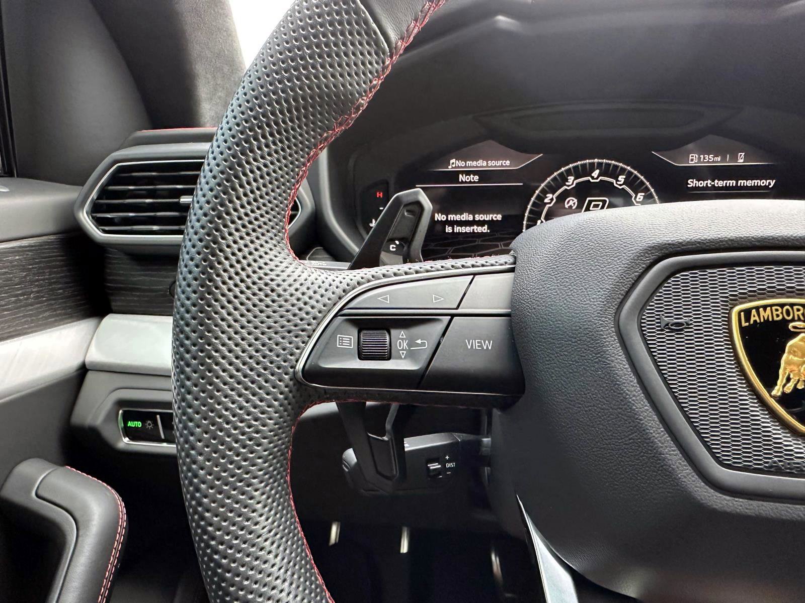 2022 Lamborghini Urus Base photo 27