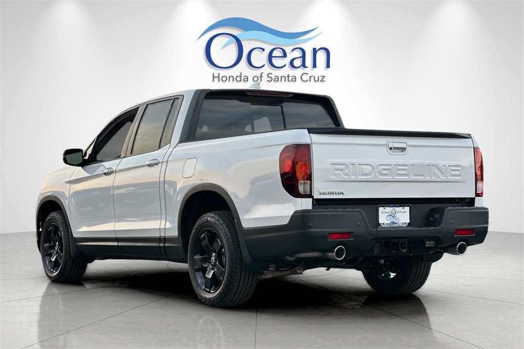 2025 Honda Ridgeline Black Edition photo 2