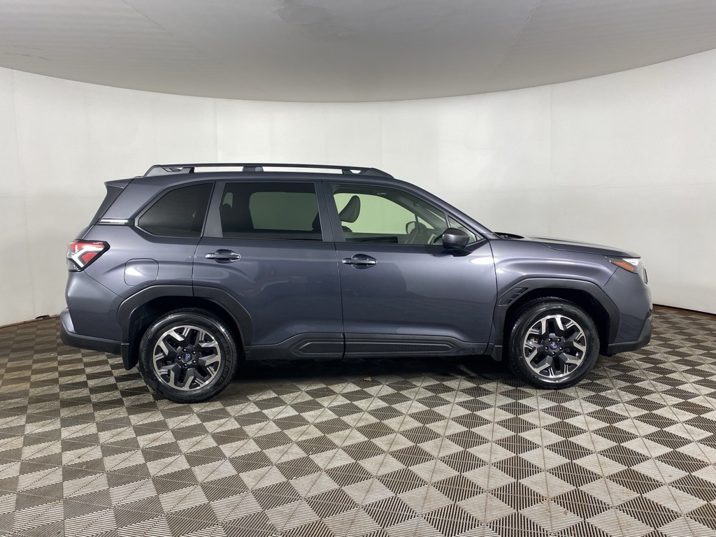 2025 Subaru Forester Premium photo 2