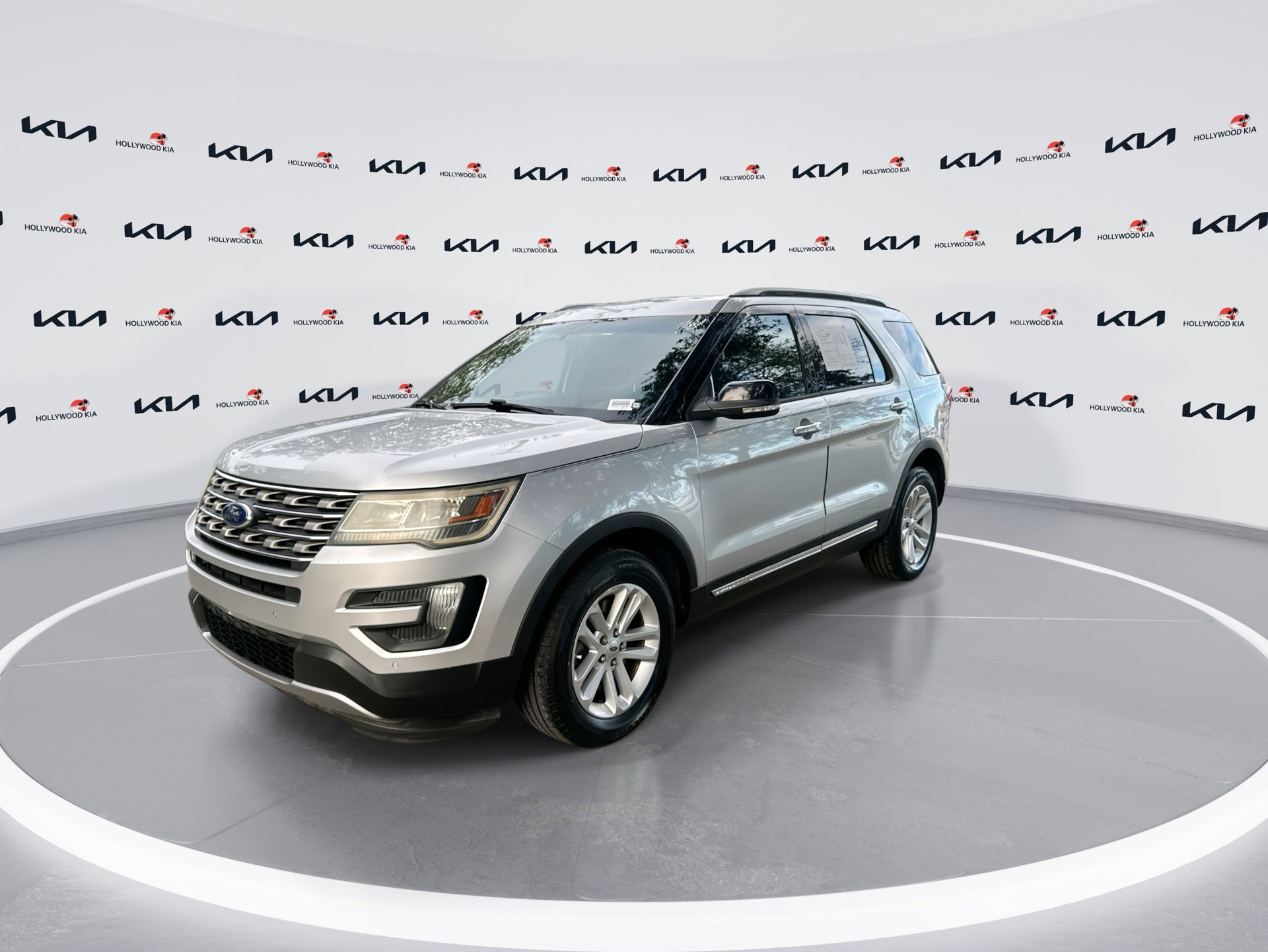 2016 Ford Explorer XLT photo 2