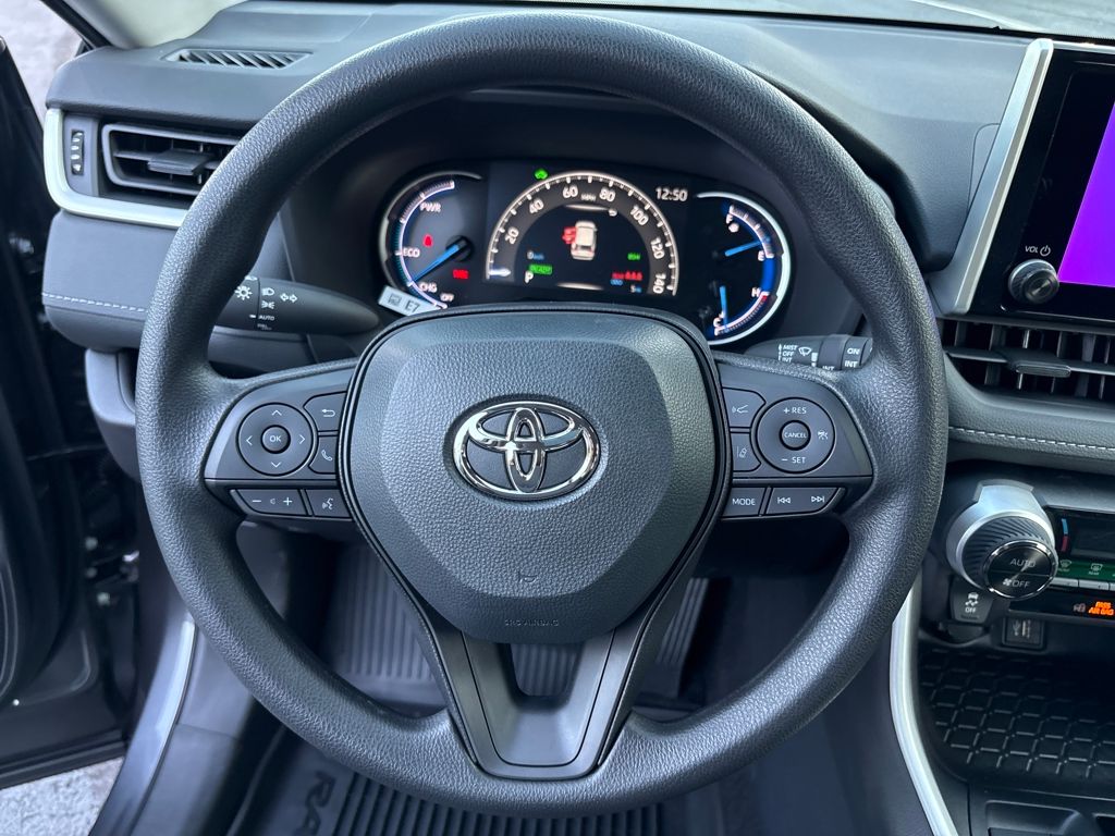 2025 Toyota RAV4 Hybrid XLE photo 14