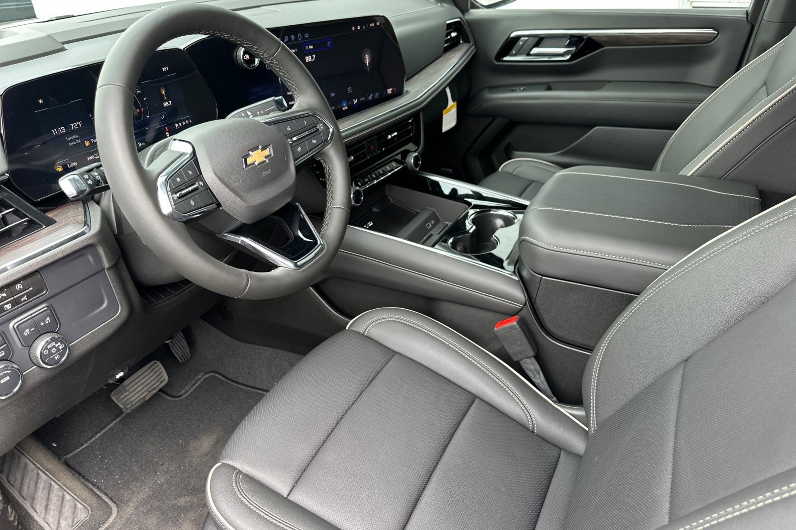 2025 Chevrolet Suburban Premier photo 10
