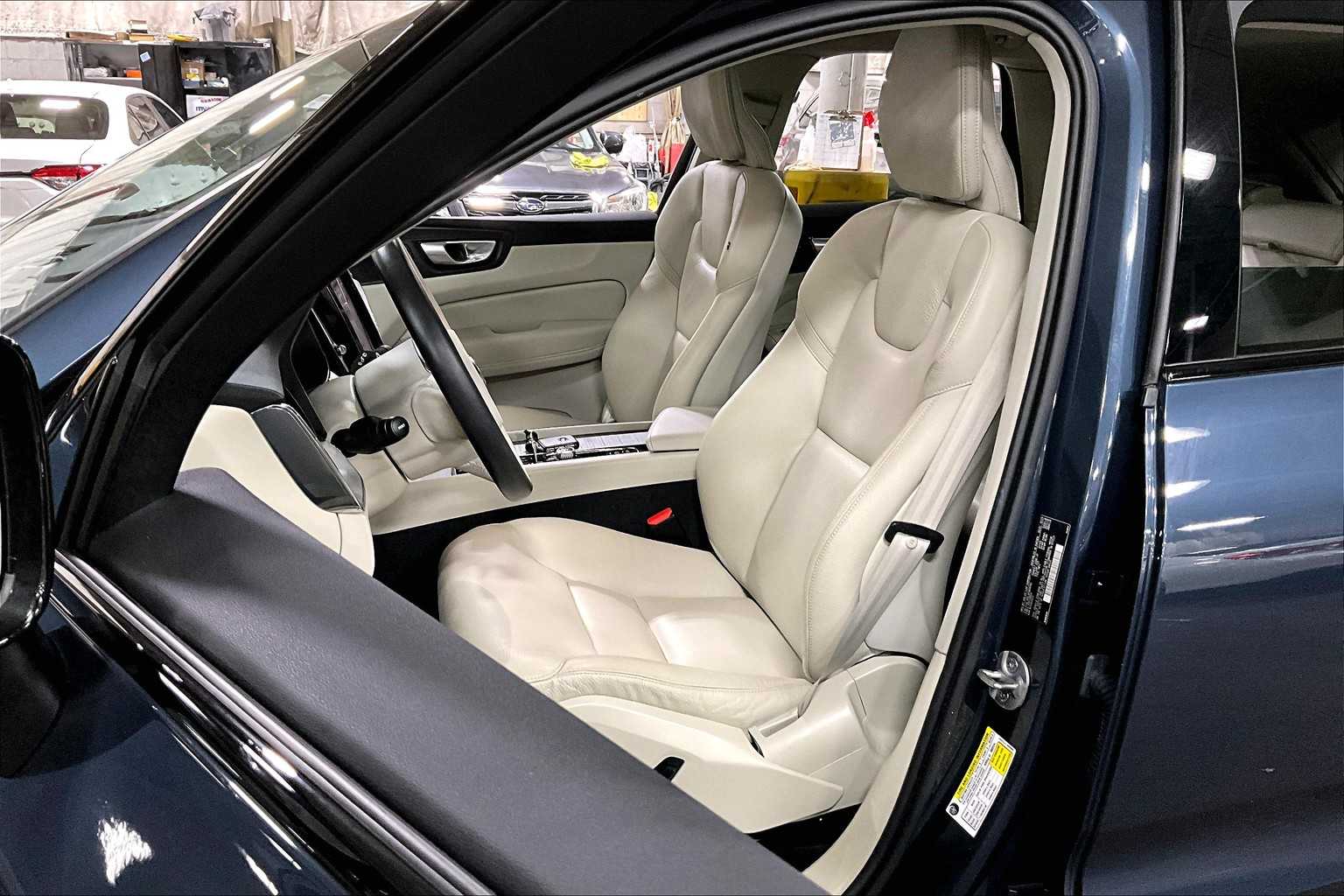 2024 Volvo XC60 Plus photo 7